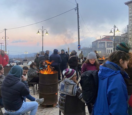 Μεγάλη συγκέντρωση για τις ανεμογεννήτριες στην πλατεία του Κοσμά (εικόνες - βίντεο)