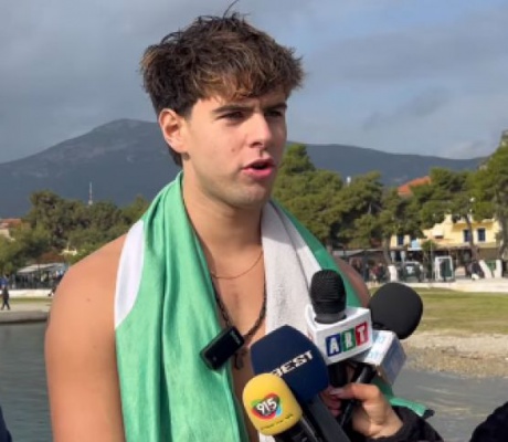 Ο νεαρός Γιώργος Χωματάς έπιασε τον Σταυρό στο λιμάνι του Παραλίου Άστρους