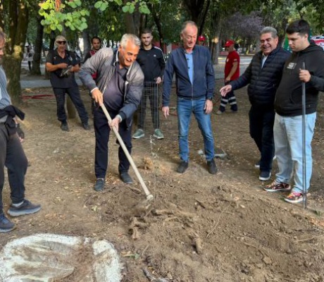 Ο Κώστας Τζιούμης έβαλε το δικό του δέντρο στο Act Local – Από τη θεωρία στην πράξη ο εθελοντισμός στην Τρίπολη! (vd)