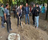 Ο Κώστας Τζιούμης έβαλε το δικό του δέντρο στο Act Local – Από τη θεωρία στην πράξη ο εθελοντισμός στην Τρίπολη! (vd)