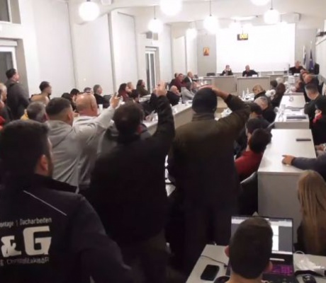 «Τα άκουσε» ο Περιφερειάρχης από τους αγρότες – «Εγώ δεν θα ψηφίσω υπέρ του εμβολιασμού, δεν είμαι κτηνίατρος» - «Είσαι ανεύθυνος, να ντρέπεσαι» (vd)