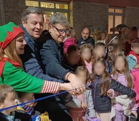 "Χωριό του Καρυοθραύστη" στο Παράλιο Άστρος | Φωταγωγήθηκε το Χριστουγεννιάτικο Δένδρο! (εικόνες)